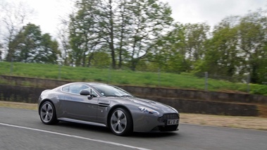 GT Prestige 2012 - Montlhéry - Aston Martin V12 Vantage anthracite 3/4 avant droit travelling penché