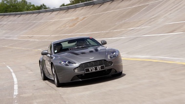 GT Prestige 2012 - Montlhéry - Aston Martin V12 Vantage anthracite 3/4 avant droit travelling