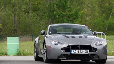 GT Prestige 2012 - Montlhéry - Aston Martin V12 Vantage anthracite 3/4 avant droit