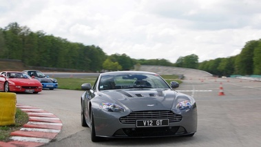 GT Prestige 2012 - Montlhéry - Aston Martin V12 Vantage anthracite face avant travelling 2