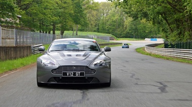 GT Prestige 2012 - Montlhéry - Aston Martin V12 Vantage anthracite face avant travelling