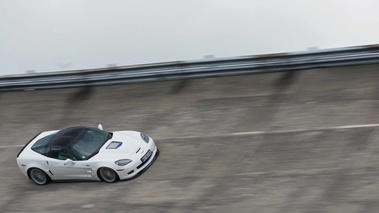 GT Prestige 2012 - Montlhéry - Chevrolet Corvette C6 ZR1 blanc 3/4 avant droit filé