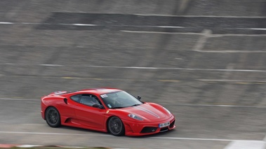 GT Prestige 2012 - Montlhéry - Ferrari 430 Scuderia rouge 3/4 avant droit filé