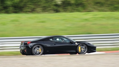 GT Prestige 2012 - Montlhéry - Ferrari 458 Italia noir 3/4 arrière droit filé