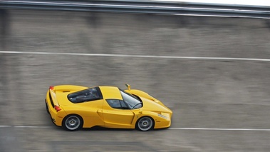 GT Prestige 2012 - Montlhéry - Ferrari Enzo jaune 3/4 arrière droit filé