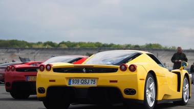 GT Prestige 2012 - Montlhéry - Ferrari Enzo jaune 3/4 arrière droit