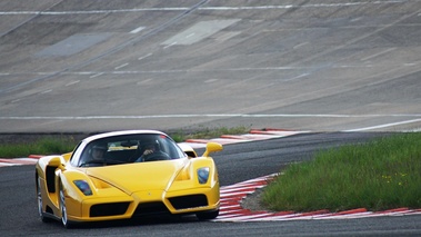 GT Prestige 2012 - Montlhéry - Ferrari Enzo jaune 3/4 avant droit