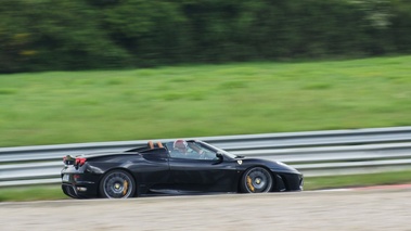 GT Prestige 2012 - Montlhéry - Ferrari F430 Spider noir 3/4 arrière droit filé penché