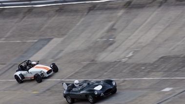 GT Prestige 2012 - Montlhéry - Jaguar Type D vert & Caterham Super 7 blanc 3/4 avant droit filé