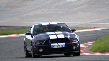 GT Prestige 2012 - Montlhéry - Shelby GT500 bleu 3/4 avant droit