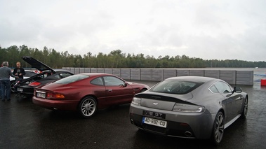 GT Prestige 2012 - Aston Martin V12 Vantage anthracite 3/4 arrière droit