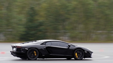 GT Prestige 2012 - Lamborghini Aventador LP700-4 noir 3/4 arrière droit filé