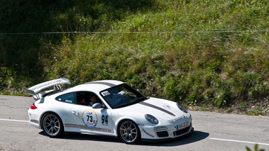 GT Rally 2011 - Porsche 997 GT3 RS 4.0 blanc 3/4 avant droit vue de haut