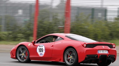 Ferrari 458 Speciale rouge 3/4 arrière gauche filé