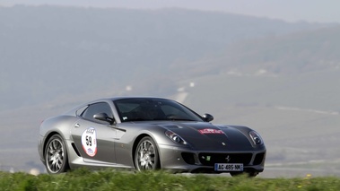 Ferrari 599 GTB Fiorano gris 3/4 avant droit filé