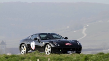 Ferrari 599 HGTE noir 3/4 avant droit filé