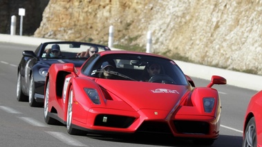 Ferrari Enzo rouge 3/4 avant droit penché