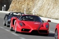 Ferrari Enzo rouge 3/4 avant droit penché