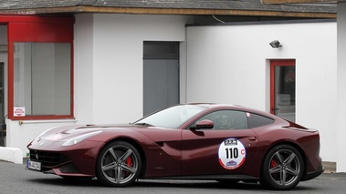 Ferrari F12 Berlinetta bordeaux 3/4 avant gauche