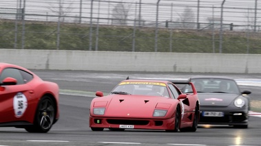 Ferrari F40 rouge 3/4 avant gauche filé