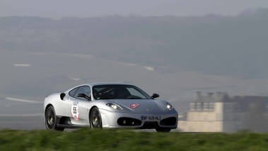 Ferrari F430 gris 3/4 avant droit filé