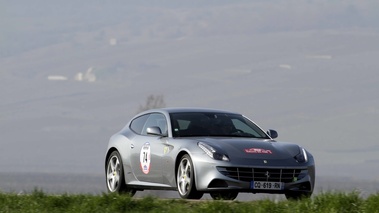 Ferrari FF gris 3/4 avant droit filé