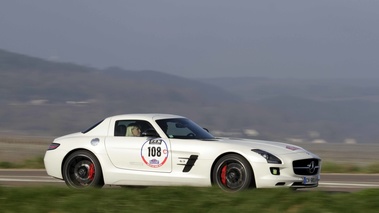 Mercedes SLS AMG blanc 3/4 avant droit filé 2