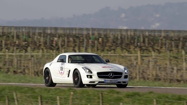 Mercedes SLS AMG blanc 3/4 avant droit filé