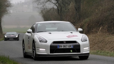 Nissan GTR blanc 3/4 avant droit