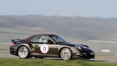 Porsche 997 Turbo Cabriolet MkII marron 3/4 avant droit filé