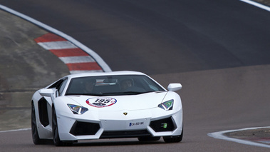 Rallye de Paris GT 2012 - Lamborghini Aventador blanc 3/4 avant droit penché