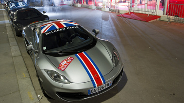 Rallye de Paris GT 2012 - McLaren MP4-12C gris 3/4 avant droit vue de haut penché