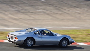 Rendez-Vous Ferrari à Montlhéry 2011 - Ferrari 246 GT Dino gris 3/4 arrière droit filé