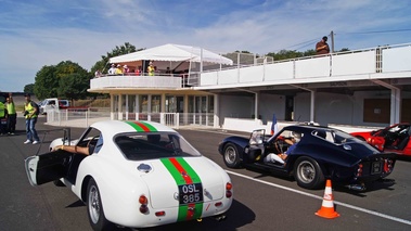 Rendez-Vous Ferrari à Montlhéry 2011 - Ferrari 250 GT SWB blanc & 250 GTO bleu 3/4 arrière gauche porte ouverte