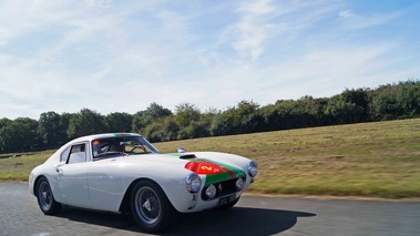 Rendez-Vous Ferrari à Montlhéry 2011 - Ferrari 250 GT SWB blanc 3/4 avant droit travelling penché