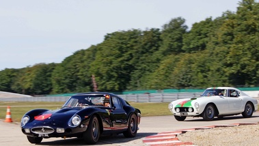 Rendez-Vous Ferrari à Montlhéry 2011 - Ferrari 250 GTO bleu & 250 GT SWB blanc 3/4 avant gauche travelling