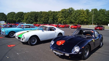 Rendez-Vous Ferrari à Montlhéry 2011 - Ferrari 250 GTO bleu & 250 GT SWB blanc 3/4 avant gauche