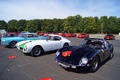 Rendez-Vous Ferrari à Montlhéry 2011 - Ferrari 250 GTO bleu & 250 GT SWB blanc 3/4 avant gauche