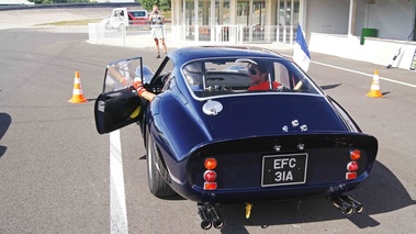 Rendez-Vous Ferrari à Montlhéry 2011 - Ferrari 250 GTO bleu 3/4 arrière gauche porte ouverte