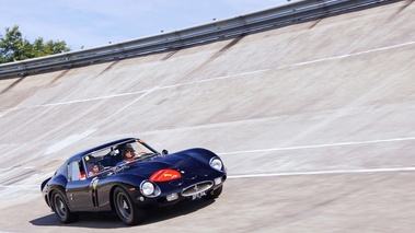 Rendez-Vous Ferrari à Montlhéry 2011 - Ferrari 250 GTO bleu 3/4 avant droit travelling