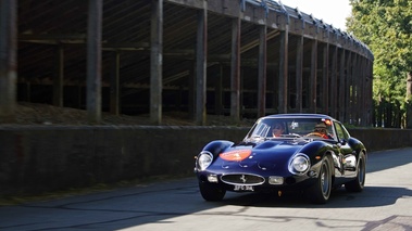 Rendez-Vous Ferrari à Montlhéry 2011 - Ferrari 250 GTO bleu 3/4 avant gauche travelling