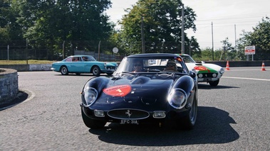 Rendez-Vous Ferrari à Montlhéry 2011 - Ferrari 250 GTO bleu face avant travelling