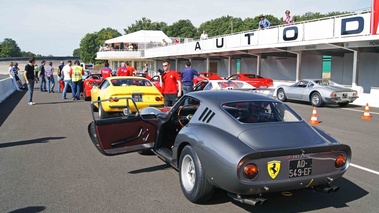 Rendez-Vous Ferrari à Montlhéry 2011 - Ferrari 275 GTB SWB anthracite 3/4 arrière gauche porte ouverte