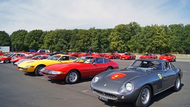 Rendez-Vous Ferrari à Montlhéry 2011 - Ferrari 275 GTB SWB anthracite & 365 GTB/4 Daytona rouge & jaune 3/4 avant gauche