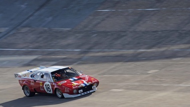 Rendez-Vous Ferrari à Montlhéry 2011 - Ferrari 308 GTB/4 rouge/blanc 3/4 avant droit filé