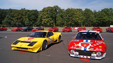 Rendez-Vous Ferrari à Montlhéry 2011 - Ferrari 308 GTB/4 rouge/blanc face avant & 512 BB jaune 3/4 avant gauche