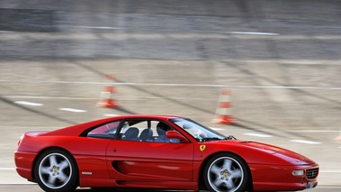 Rendez-Vous Ferrari à Montlhéry 2011 - Ferrari 355 GTB rouge filé