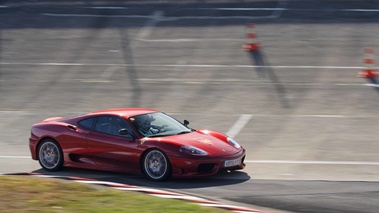 Rendez-Vous Ferrari à Montlhéry 2011 - Ferrari 360 Challenge Stradale bordeaux 3/4 avant droit filé