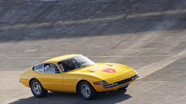 Rendez-Vous Ferrari à Montlhéry 2011 - Ferrari 365 GTB/4 Daytona jaune 3/4 avant droit filé