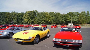 Rendez-Vous Ferrari à Montlhéry 2011 - Ferrari 365 GTB/4 Daytona rouge face avant & jaune 3/4 avant gauche